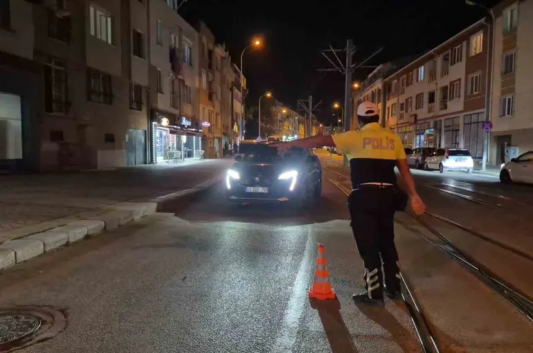 Eskişehir’de 25 polis ekibinin katılımı ile asayiş ve trafik uygulaması
