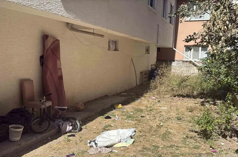Eskişehir’de 4 yaşındaki çocuk balkondan düştü, yaralandı