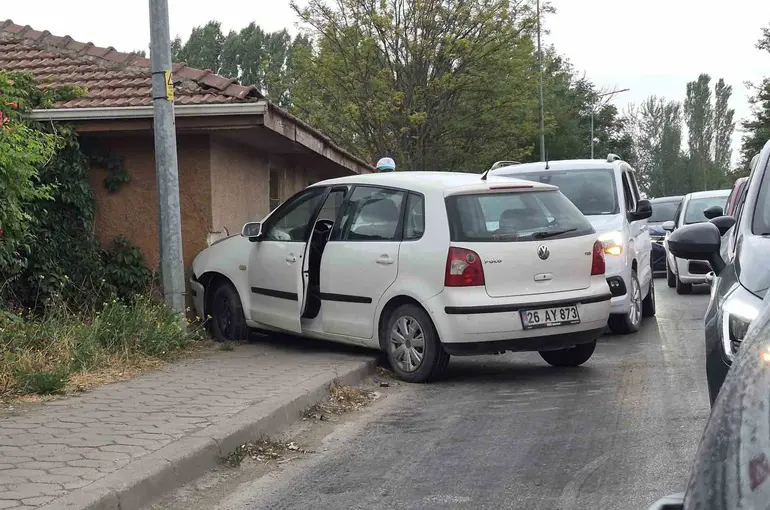 Eskişehir’de kontrolden çıkan otomobil duvara çarptı
