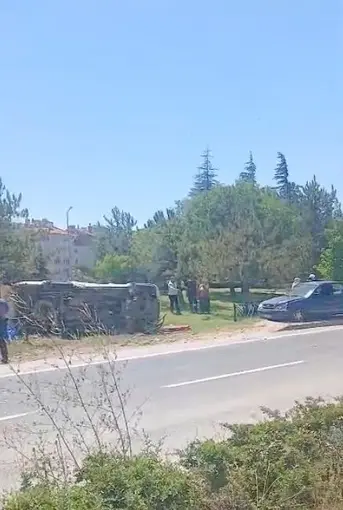 Eskişehir’de otomobil yol kenarına devrildi
