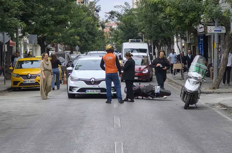 Eskişehir’de otomobille motosiklet çarpıştı
