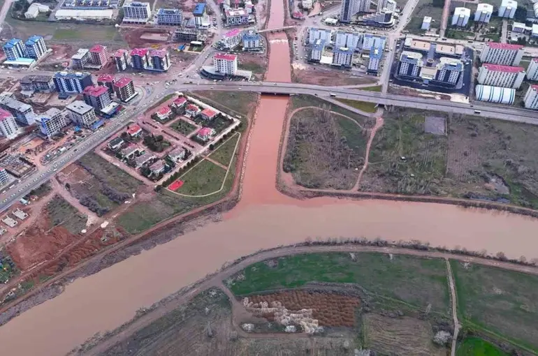 Fadlum Çayı Kızılırmak’a rengini verdi
