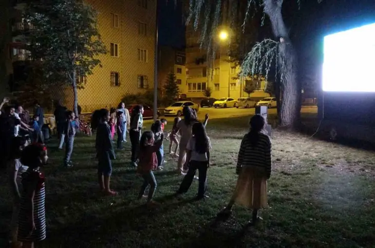 Farklı kuşaklar açık hava sinemasında buluştu
