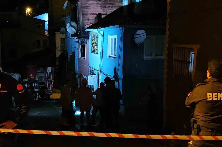 Fatih’te alevlere teslim olan yangında bir kişi hayatını kaybetti
