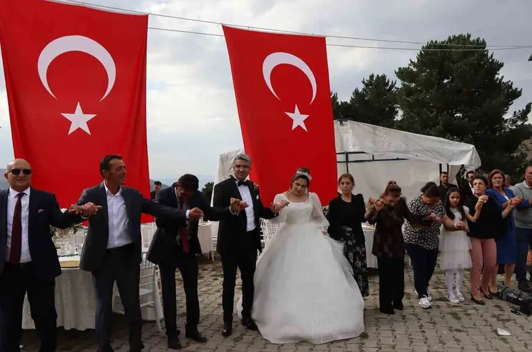 Festival havasında düğün
