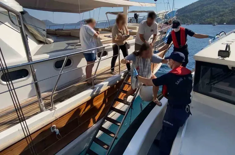 Fethiye’de gezi teknelerinde yaralanan iki kişiye tıbbi tahliye gerçekleştirildi

