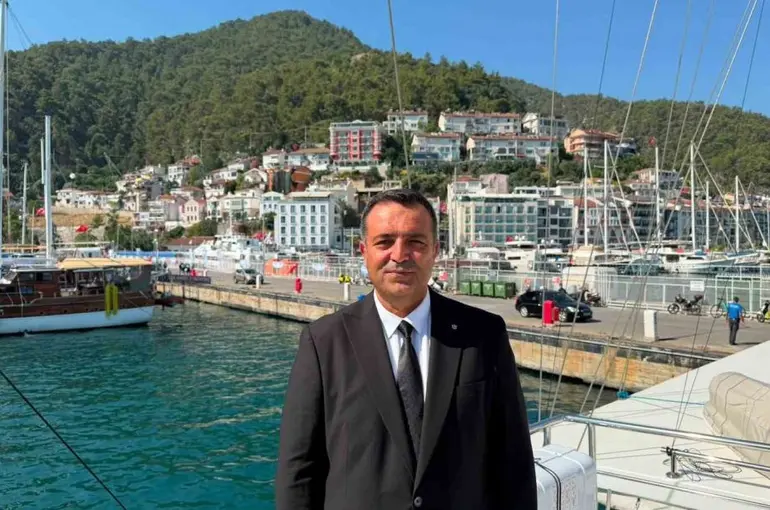 Fethiye’de şehit denizciler anısına denize çelenk bırakıldı
