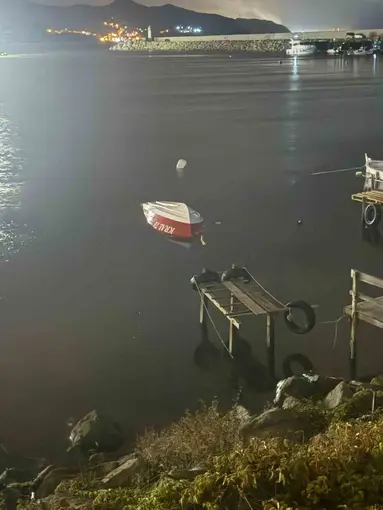 Filyos’ta hortum çıktı, balıkçı teknesi battı
