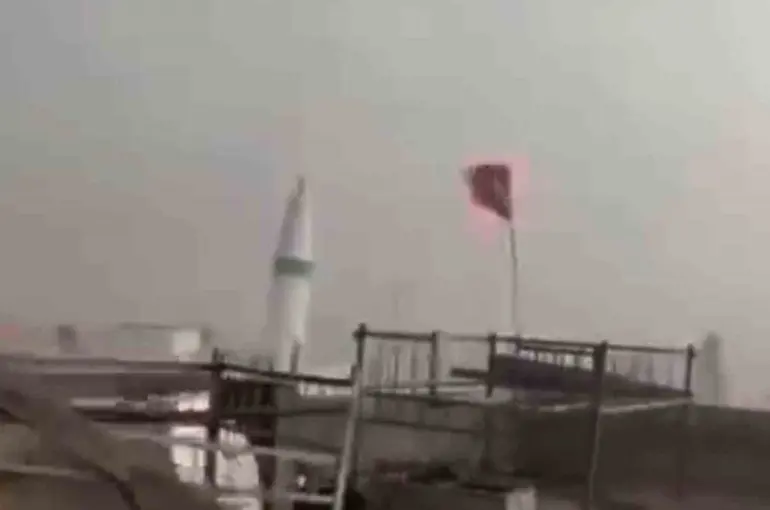 Fırtınada minarenin yıkılma anı kamerada

