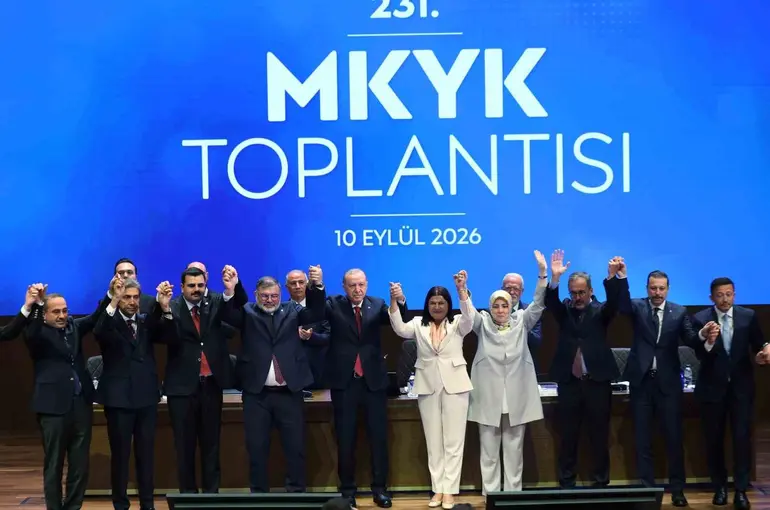 Foça Belediye Başkanı Saniye Bora Fıçı AK Parti’ye katıldı
