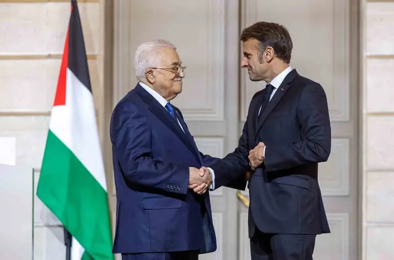 Franca Cumhurbaşkanı Macron ile Filistin Devlet Başkanı Abbas bir araya geldi
