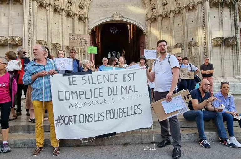 Fransa’da kilise tarafından cinsel istismara uğrayan yaklaşık 2 bin kişiye 44 milyon euro ödendi
