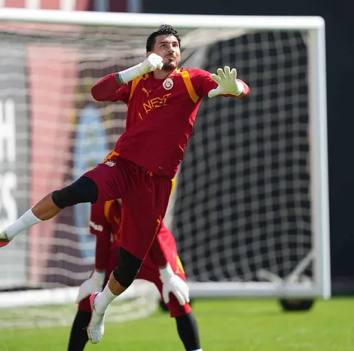 Galatasaray’ın yeni transferi Deniz Gül, ilk antrenmanına çıktı
