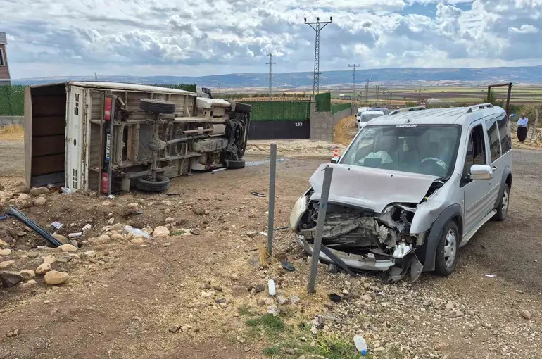 Gaziantep’te hafif ticari araç ile kamyonet çarpıştı: 5 yaralı
