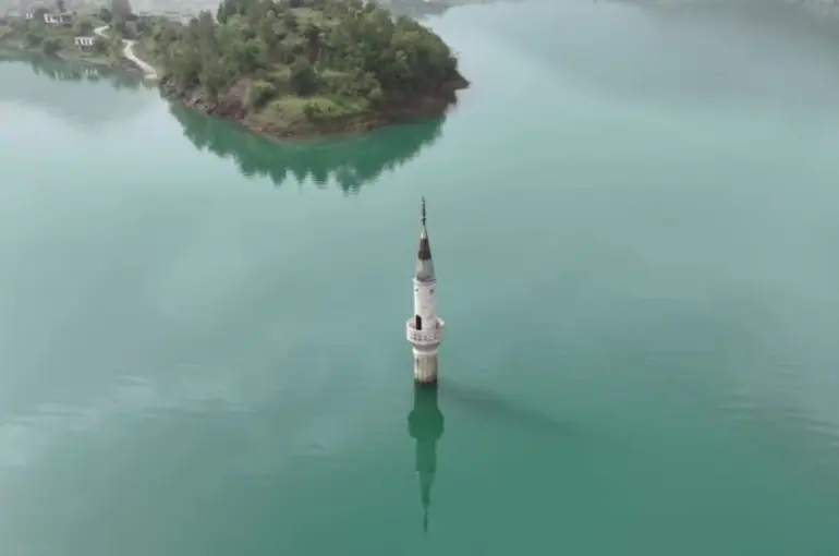 Geçmişin izi su üstünde: Minare ayakta
