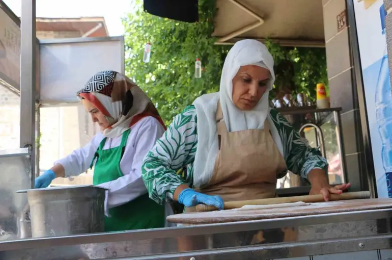 Gelin-görümce işbirliği düşman çatlatıyor
