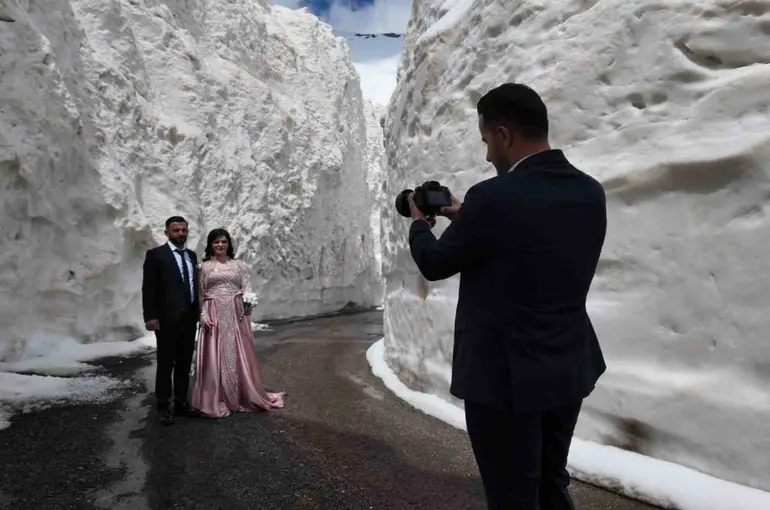 Gelin ve damat adayı kar tünelinde fotoğraf çekimi yaptı
