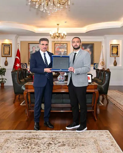 Genç Ahi’den Vali Baruş’a anlamlı takdim
