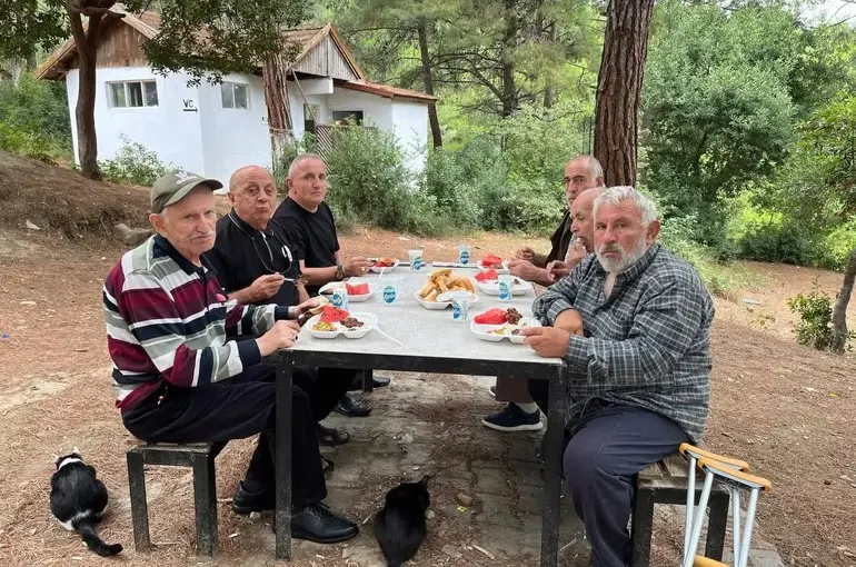 Gerze’de huzurevi sakinleri doğada moral depoladı

