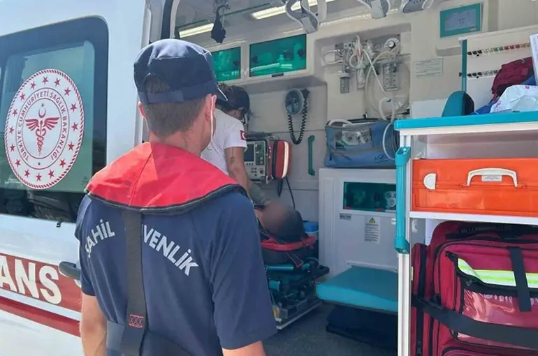 Gezi teknesinde yaralanan çocuk için tıbbi tahliye
