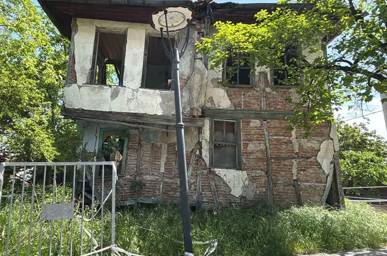 Gölcük’te 2 metruk bina daha yıkıldı
