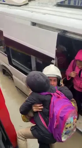 Göle dönen yolda mahsur kalarak korku dolu anlar yaşayan servisteki öğrencileri itfaiye kurtardı
