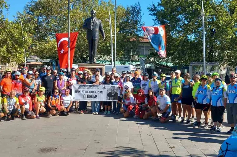 Gömeç’te bisikletçiler kazalarda kaybettikleri arkadaşlarını andı
