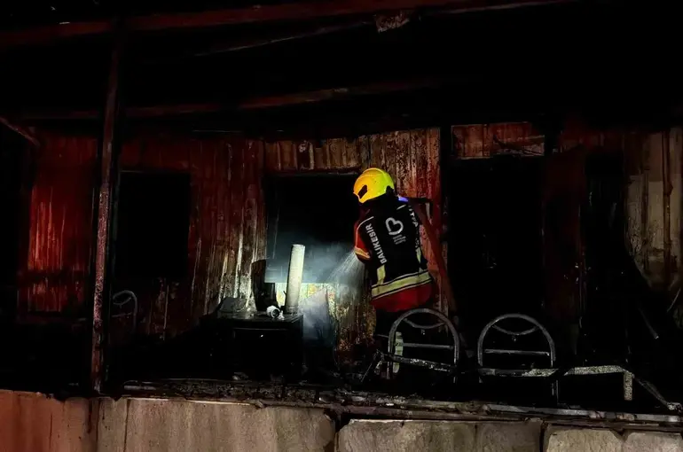 Gönen’de deniz kenarındaki barakada gece yangını
