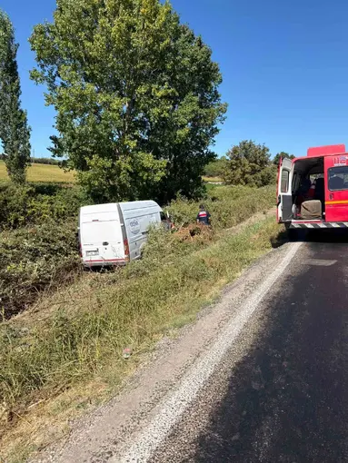 Gönen’de kontrolden çıkan panelvan sarmaşıkların arasına girdi
