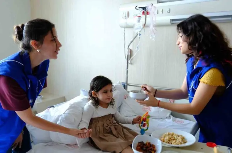Gönüllü gençler, hastaların gönüllerine dokundu
