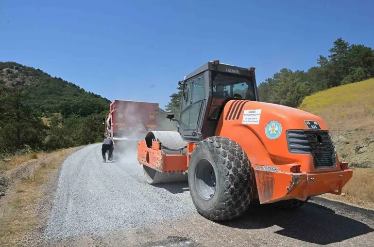 Gördes’in kritik yolunda asfalt mesaisi başladı

