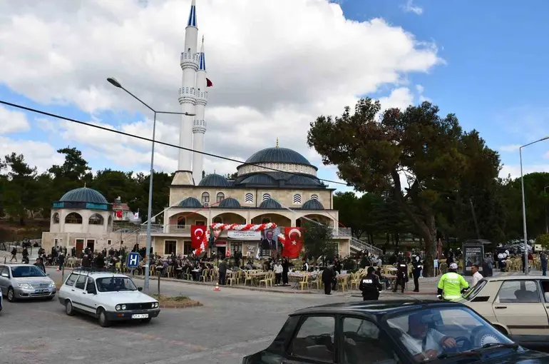 Gördes’te 100 milyon liralık cami ve Kur’an kursu hizmete açıldı
