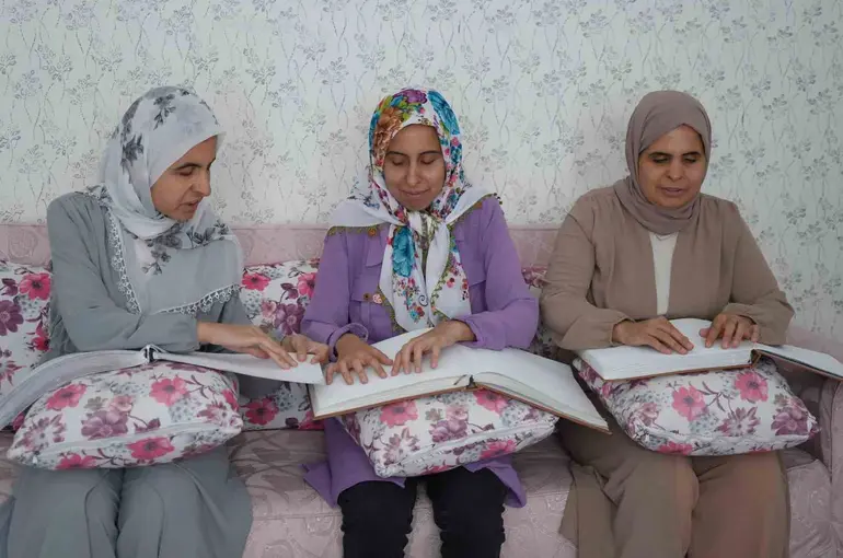 Görme engelli 3 kardeş azimle üniversiteyi kazandı
