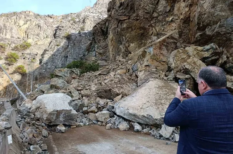 Gümüşhane-Giresun karayolu heyelan nedeniyle ulaşıma kapandı
