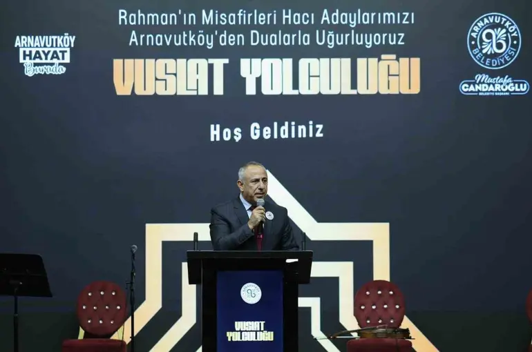 Hacı adayları, Arnavutköy’den dualarla uğurlandı
