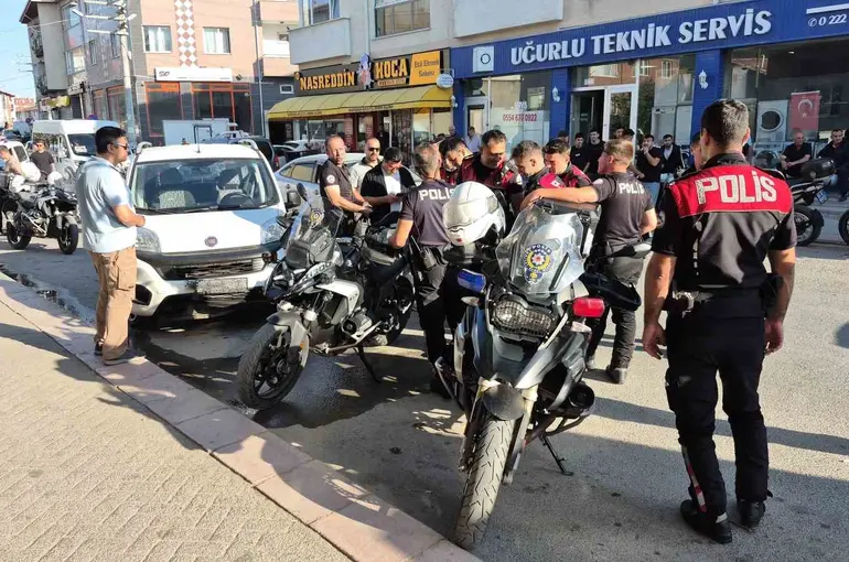 Hafif ticari aracın çarptığı motosikletli polis yaralandı
