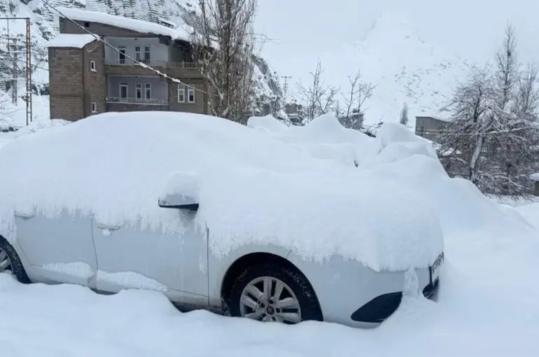 Hakkari’de 210 yerleşim yerinin yolu kapandı

