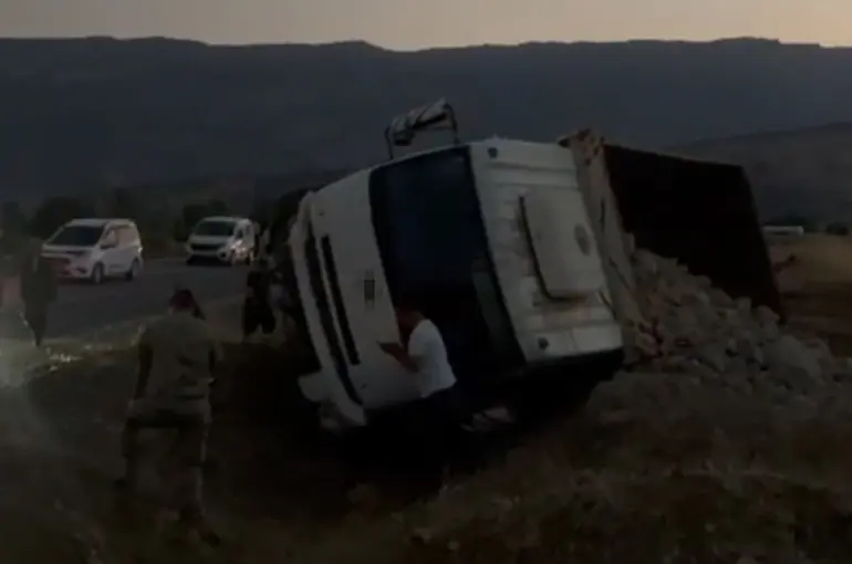 Hakkari’de freni boşalan kamyonet devrildi: 1 yaralı
