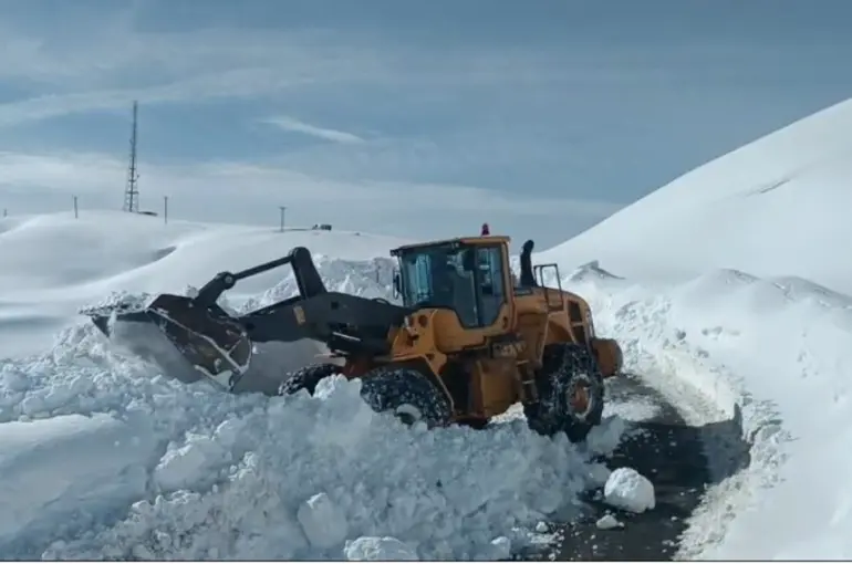 Hakkari’de tüm köy yolları ulaşıma açıldı
