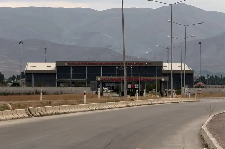 Hakkarililer havalimanına ek sefer istedi
