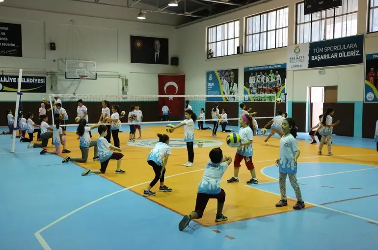 Haliliye yaz spor okullarında yüzlerce öğrenci eğitimini tamamladı

