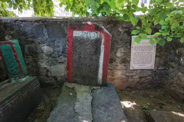 Halk arasında "Öksürük Baba" olarak biliniyor: Öksürüğü olan buraya koşuyor
