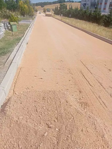 Hamitler Kent Mezarlığı’ndaki ara yollara soğuk asfalt atılıyor
