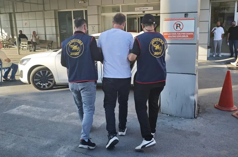 Hapis cezasıyla aranan 2 firari İstanbul’da yakalandı
