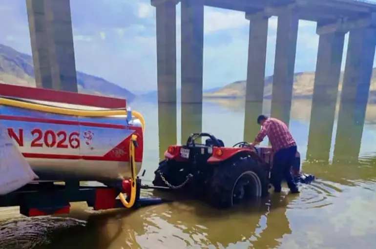 Hasankeyf’te baraj suyuna gömülen traktörü vatandaşlar çıkardı
