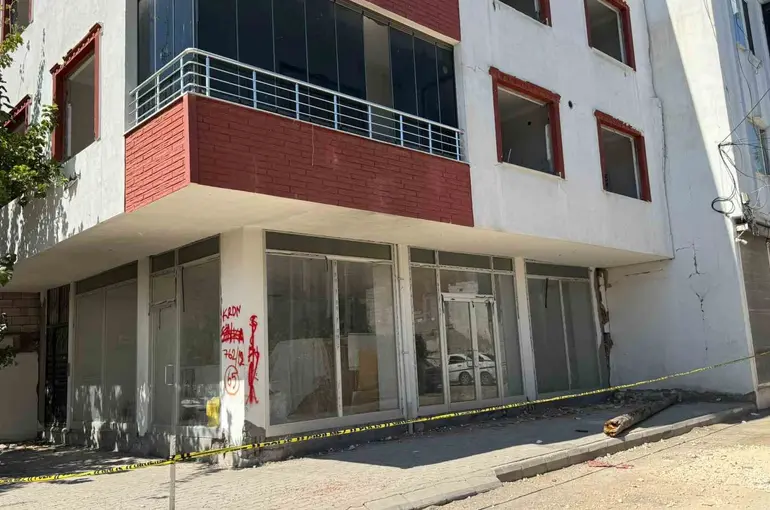 Hasarlı bina deprem sonrası korkuttu
