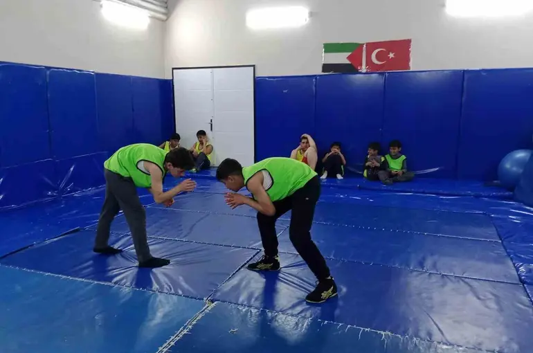 Hasköy’de genç güreşçiler minderde ter döküyor
