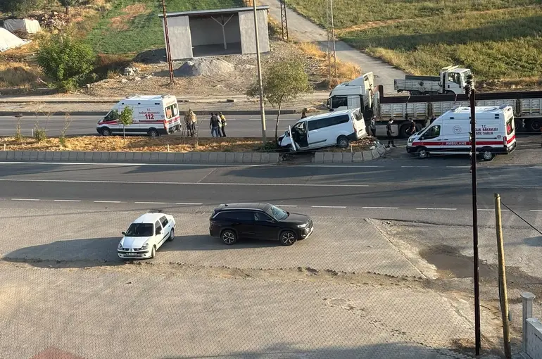 Hasköy’de tır ile panelvan araç çarpıştı: 3 yaralı
