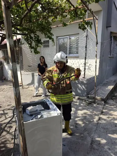 Hassa ve Erzin’de yerleşim alanlarına giren yılanları itfaiye yakaladı
