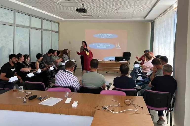 Hastane personeline "Kişiler arası iletişim" eğitimi verildi
